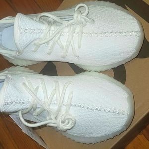 Yezzy Boost 350 V2. SIZE 7.5 WOMEN